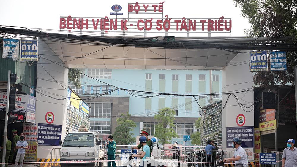 Từ đầu giờ sáng, Bệnh viện K cơ sở Tân Triều (huyện Thanh Trì, thành phố Hà Nội) tiến hành phong toả do có ca dương tính với virus SARS-CoV-2.