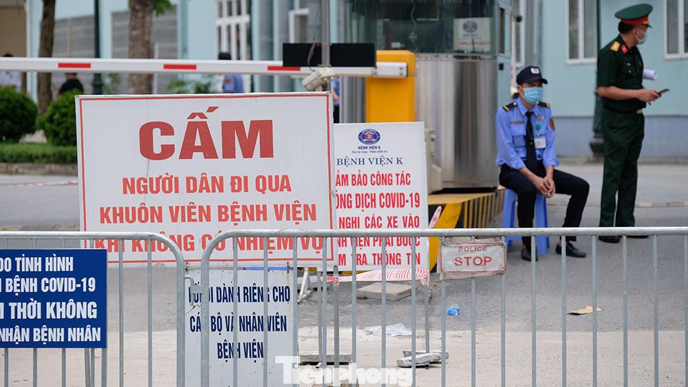 Hàng rào cách ly đã được dựng lên ở cả hai cổng chính trên đường Phùng Hưng (quốc lộ 70 cũ) và cổng sau ở đường Chu Văn An.