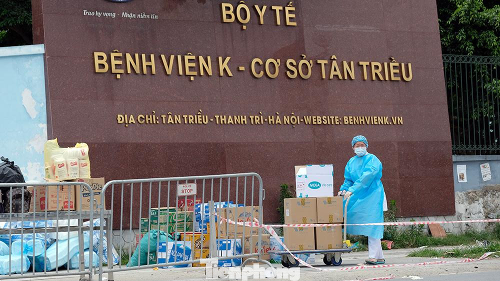 Nhiều nhân viên bệnh viện xuyên trưa vận chuyển các nhu yêu phẩm tăng cường cho bệnh viện.