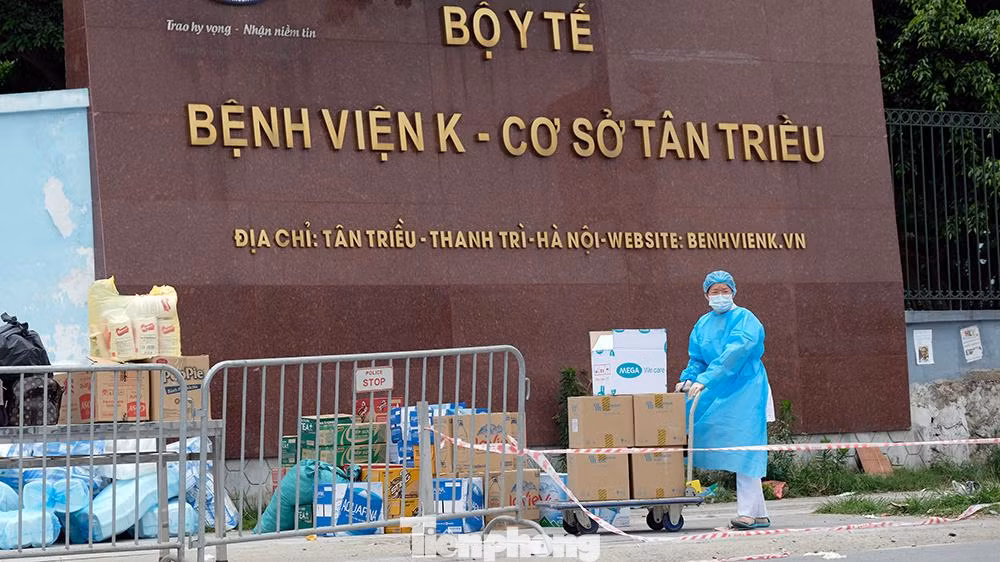 Nhiều nhân viên bệnh viện xuyên trưa vận chuyển các nhu yêu phẩm tăng cường cho bệnh viện.
