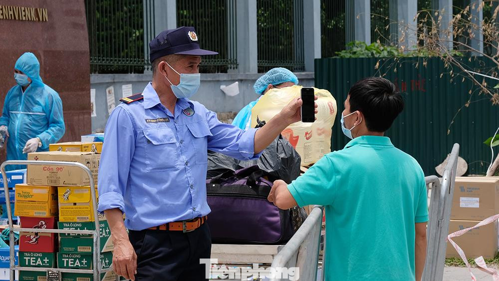 Người nhà bệnh nhân mang nhu yếu phẩm tiếp tế cho người bệnh.