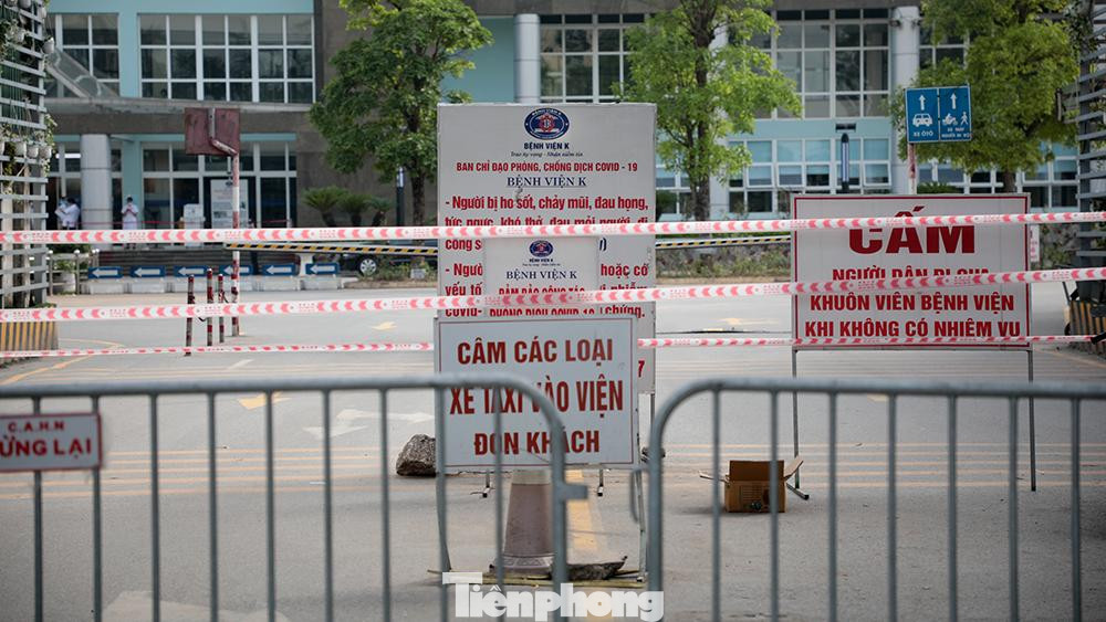 Bệnh viện phát thông báo tạm dừng đón tiếp bệnh nhân đến khám và điều trị. Lực lượng công an và bảo vệ của bệnh viện túc trực ngay từ ngoài cổng để thông tin đến người dân.