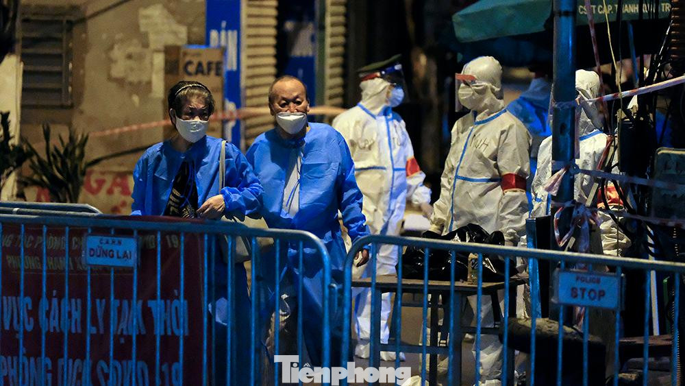 Ban Chỉ huy quân sự quận đã bố trí 18 đồng chí dân quân trực tiếp ở vòng trong cùng với chính quyền địa phương tuyên truyền, vận động và thu gom đồ đạc giúp nhân dân, 8 cán bộ Ban Chỉ huy quân sự quận sẽ ở vòng ngoài cùng hỗ trợ việc di chuyển.