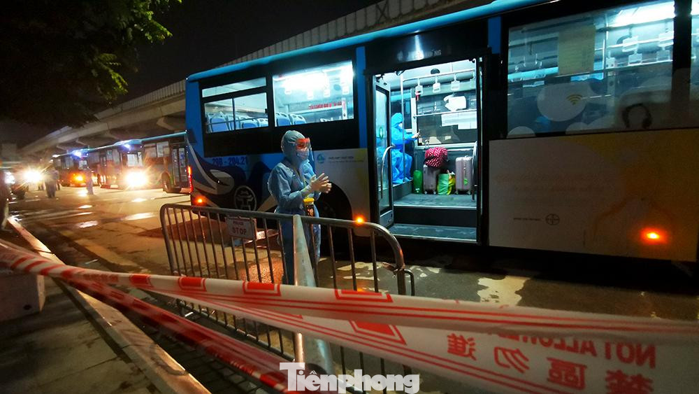 Người dân nhận được thông tin trên nhóm Zalo, tờ rơi, loa truyền thanh… đồng thời các cán bộ đã đến từng hộ để tuyên truyền cho dân hiểu và đồng thuận thực hiện các giải pháp phòng, chống dịch của quận và phường.