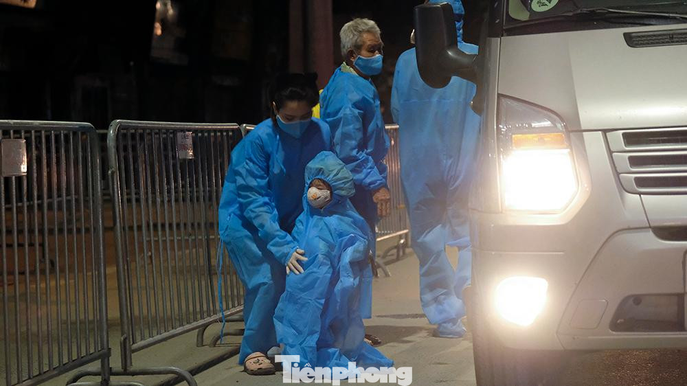 Một số trường hợp thuộc diện F1 được những xe 16 chỗ chở đi cách ly tập trung.