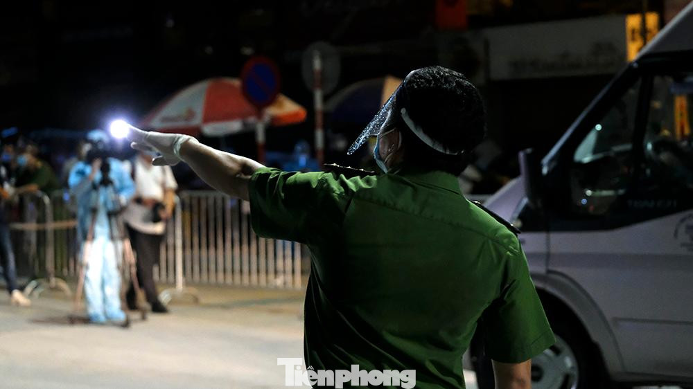 Công an dẹp đường cho những chuyến xe buýt chở công dân di dời khỏi khu vục nguy cơ cao COVID-19.