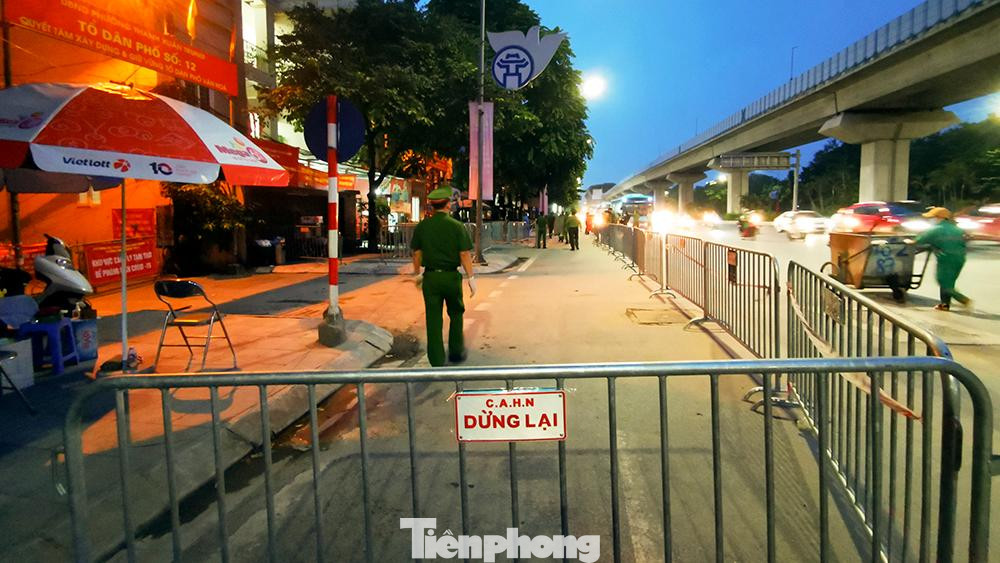 Tiếp thu ý kiến chỉ đạo của Thủ tướng Chính phủ Phạm Minh Chính tại buổi kiểm tra và làm việc tại phường Thanh Xuân Trung trong chiều 31/8, Thường trực Quận ủy đã tổ chức họp khẩn, lên phương án cụ thể, phân công các lực lượng như công an, quân sự, dân quân tự vệ, các tổ chức đoàn thể tuyên truyền vận động nhân dân chuẩn bị các điều kiện để tiếp tục giảm mật độ dân cư trong khu vực.