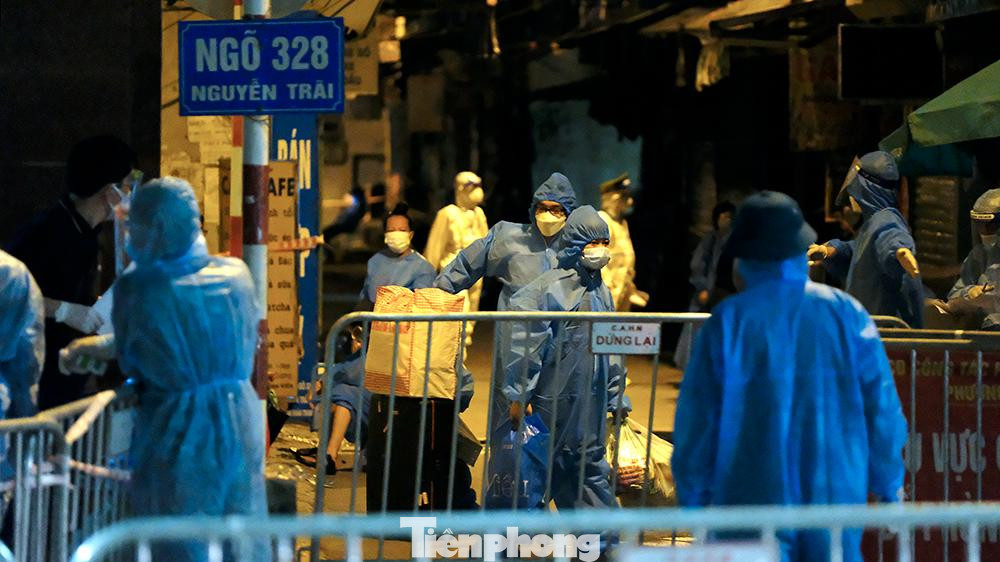 Bắt đầu từ 18h30 hôm nay, lực lượng chức năng quận Thanh Xuân đã bắt đầu thực hiện đợt di chuyển những người dân đầu tiên ra khỏi khu vực phong tỏa tại phường Thanh Xuân Trung.