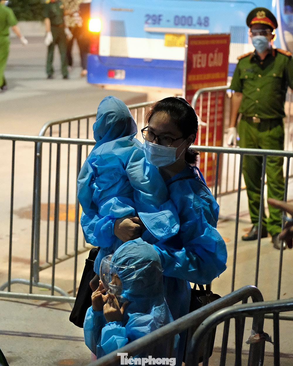 Ban Chỉ huy quân sự quận sẽ bố trí 10 chuyến xe/ngày để đưa người dân.