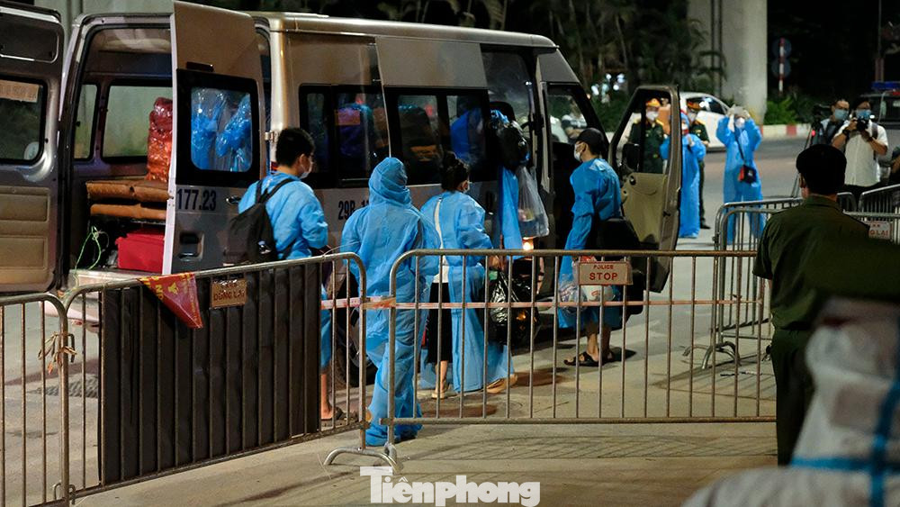 Theo thống kê, có 690 hộ dân tương ứng hơn 2.000 nhân khẩu ở khu vực có dịch. Tuy nhiên, có 425 người là F0 và F1 đã đi cách ly tập trung, vì vậy, số người cần di chuyển tính đến cuối giờ chiều nay khoảng hơn 1.300 người.