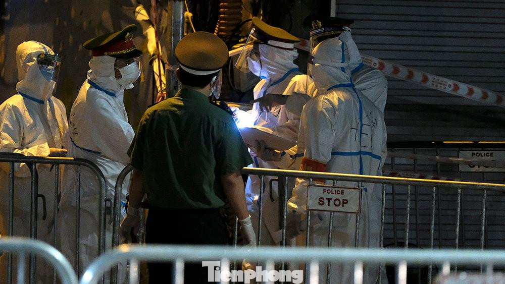 Thời điểm khoảng 21 giờ (1/9), lực lượng chức năng quận Thanh Xuân vẫn đang khẩn trương tiến hành công việc di dời người dân khỏi 'ổ dịch' Thanh Xuân Trung (quận Thanh Xuân, Hà Nội).