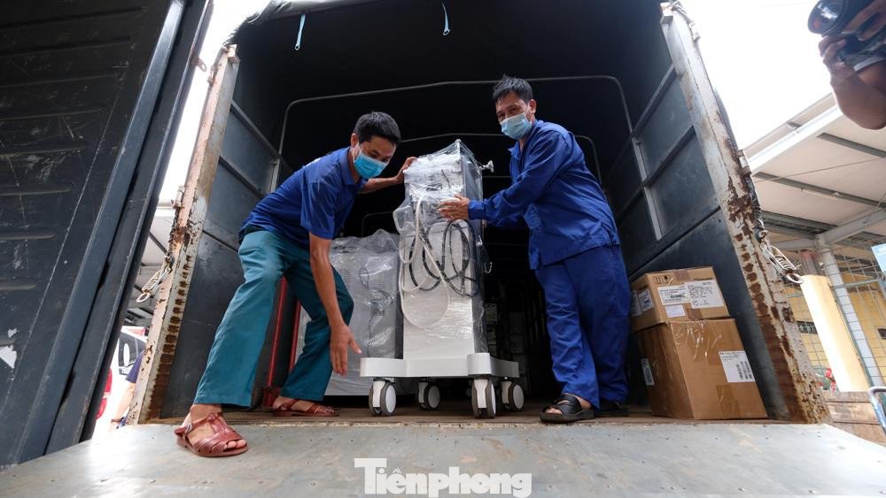 Chiều ngày 31/7, hàng trăm thiết bị y tế được Bệnh viện Bạch Mai vận chuyển đến Ga Hà Nội để bốc xếp lên toa tàu vận chuyển vào TPHCM để lắp đặt cho bệnh viện dã chiến số 16 đang được khẩn trương xây dựng.