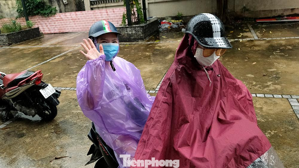 Niềm vui trở về nhà của bạn Khánh Loan sau 3 tuần đi "du lịch" bất đắc dĩ.