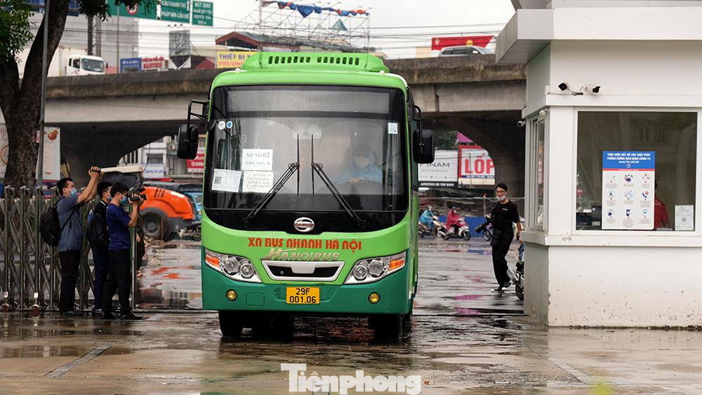 Gần 9 giờ sáng, những chuyến xe buýt đầu tiên chở người dân tại ngõ 328-330 Nguyễn Trãi (phường Thanh Xuân Trung, quận Thanh Xuân, Hà Nội) về đến Trung tâm Văn hóa Thông tin quận Thanh Xuân.