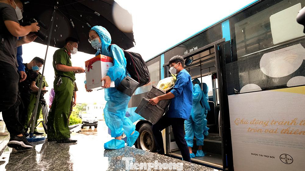 Lực lượng thanh niên tình nguyện tích cực tham gia hỗ trợ bà con vận chuyển tư trang cá nhân từ xe xuống.