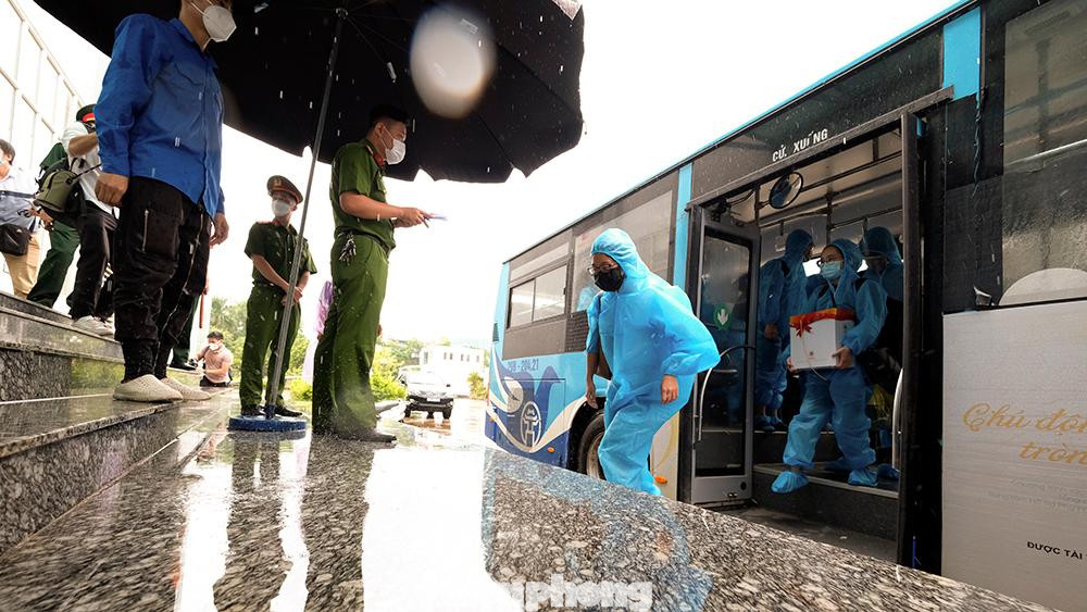 Họ được đưa từ đại học FPT (Hòa Lạc, Hà Nội) tới Trung tâm Văn hóa Thông tin quận Thanh Xuân để người nhà đến đón.