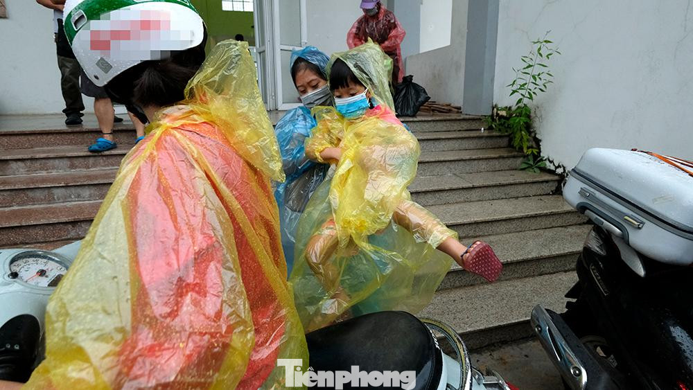 Gia đình chị Liên có 4 người phải đi cách ly tập trung nên phải huy động đến 5 chiếc xe máy đến đón người và chở đồ về.