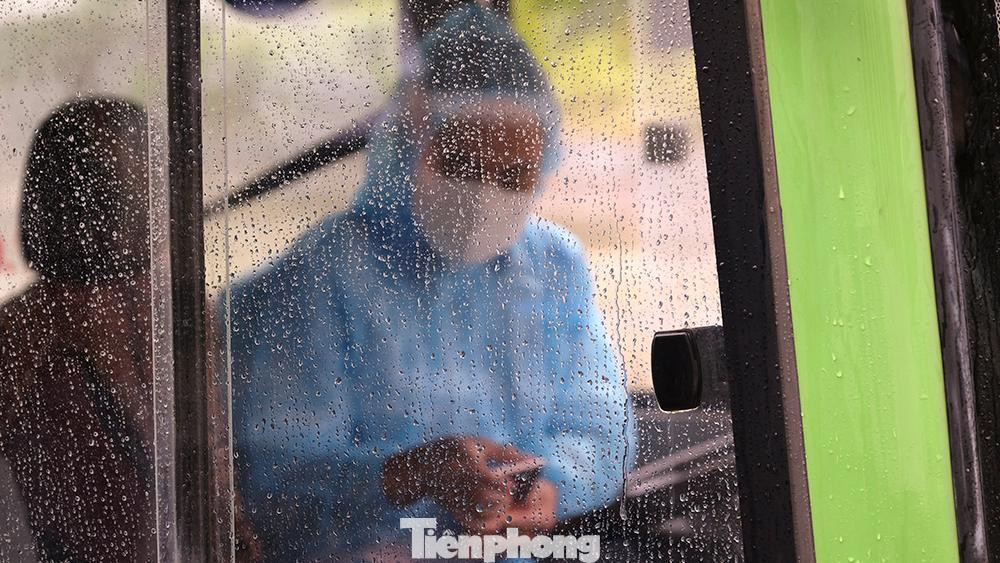 Do Hà Nội đổ mưa tầm tã khiến công tác tiếp đón gặp nhiều khó khăn.