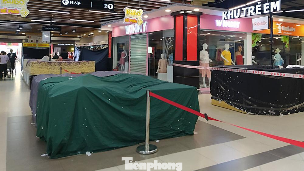 Tại các TTTM, những gian hàng bán sản phẩm không thiết yếu đều “cửa đóng then cài” theo quy định.