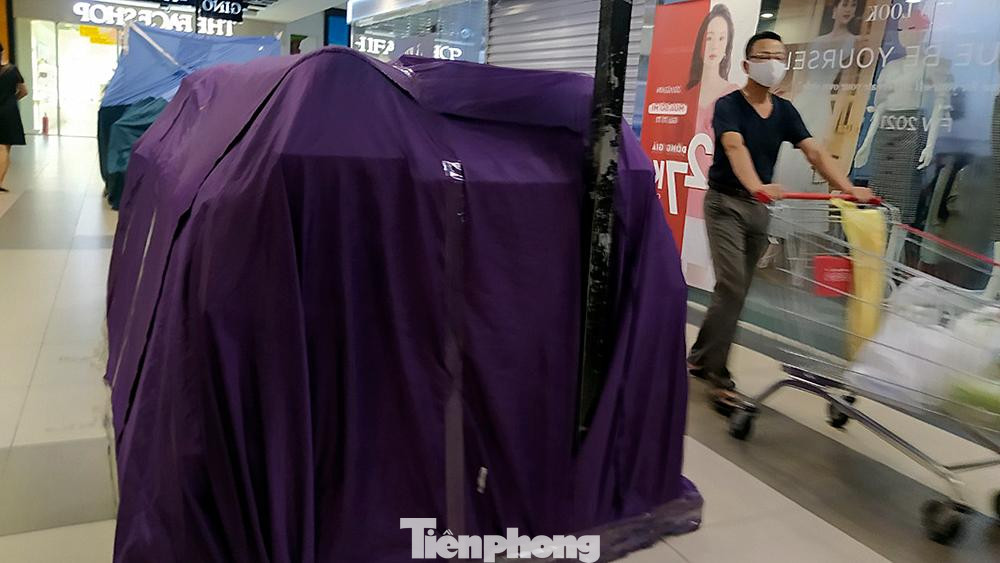 Các quầy hàng ngưng phục vụ, phủ vải tránh bụi.