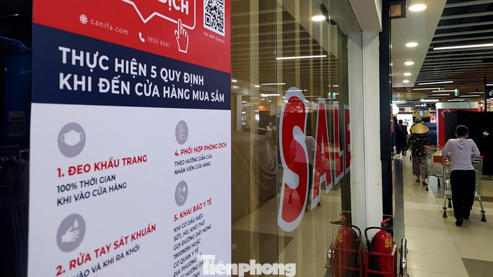 Theo quan sát, trước khi vào khu vực siêu thị, khách hàng sẽ được đo thân nhiệt và hướng dẫn rửa tay sát khuẩn. Lượng khách mua sắm tại siêu thị khá ít, nhân viên tranh thủ lau dọn và xếp hàng hóa lên kệ.