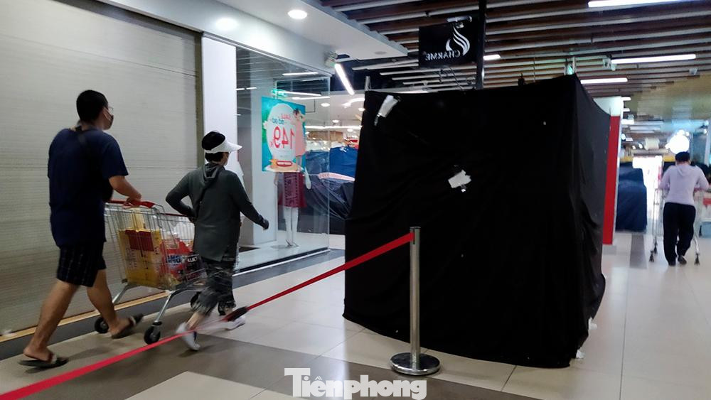 Từ 0h ngày 19/7, Hà Nội áp dụng nhiều biện pháp nhằm kiểm soát dịch COVID-19, trong đó có việc tạm ngưng các cơ sở, cửa hàng kinh doanh không thiết yếu.