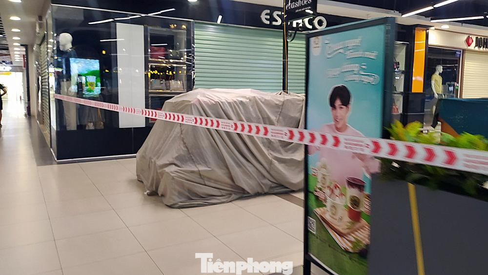 Tất cả gian hàng không thiết yếu trong trung tâm thương mại đều tạm ngưng hoạt động.