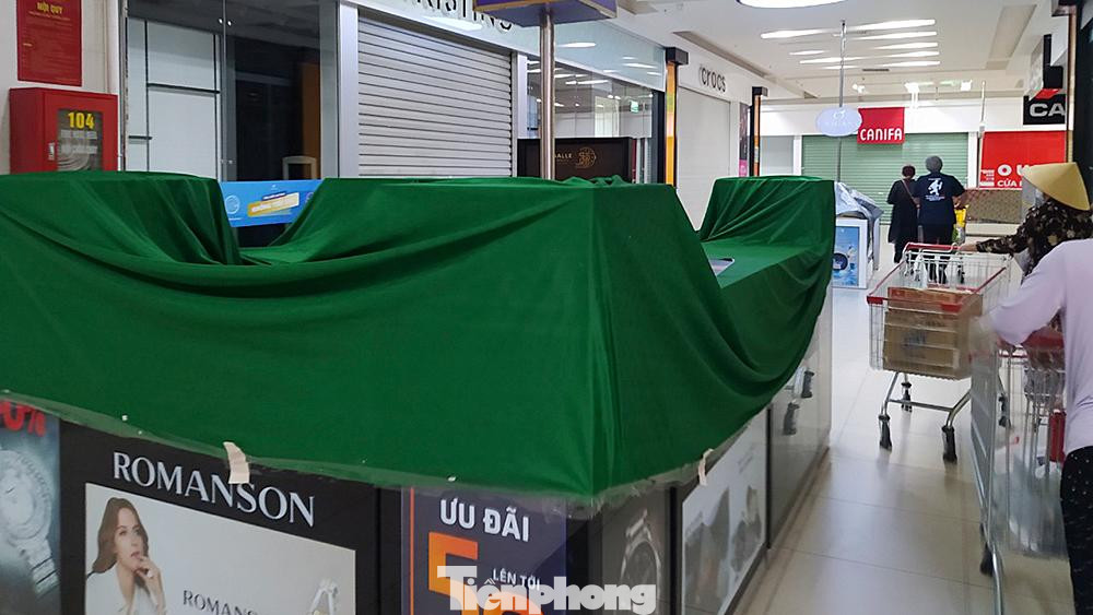 Ghi nhận tại Hà Nội ngày 20/7, các gian hàng, ki-ốt kinh doanh các mặt hàng may mặc, đồ trang sức, mỹ phẩm, đồ chơi... tại các TTTM đều đồng loạt tạm ngưng hoạt động.