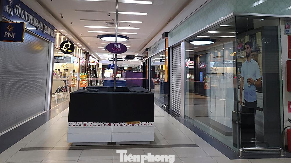 Một số trung tâm thương mại khác có siêu thị bên trong chỉ mở siêu thị, còn lại tắt đèn các cửa hàng, cũng như giăng dây giới hạn khu vực để khách không di chuyển trong trung tâm.