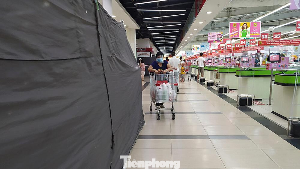 Tại một số TTTM, các hoạt động mua sắm mặt hàng tiêu dùng, lương thực, thực phẩm vẫn được diễn ra bình thường.