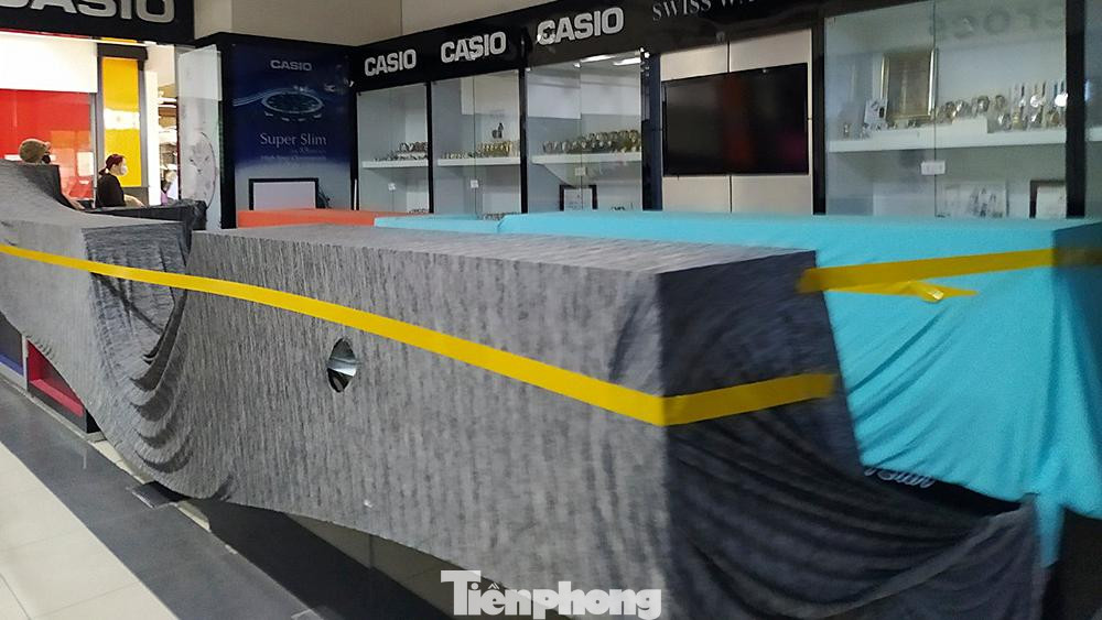 Một loạt các gian hàng quần áo, mỹ phẩm, đồ chơi, đồ trang sức… dọn hàng hóa, niêm phong ki-ốt.