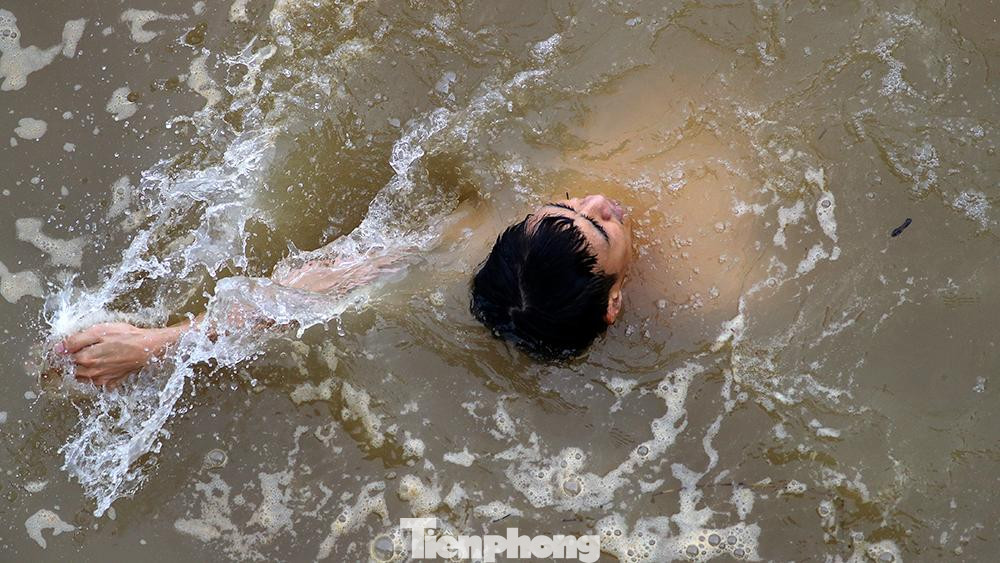 Bãi tắm tiên dưới chân cầu Long Biên từ lâu là điểm đến ưa thích và là thói quen của người dân sinh sống quanh khu vực. Cho dù những ngày này thời tiết ở Hà Nội đã khá mát mẻ, xong vẫn có nhiều người về đây bơi lội.