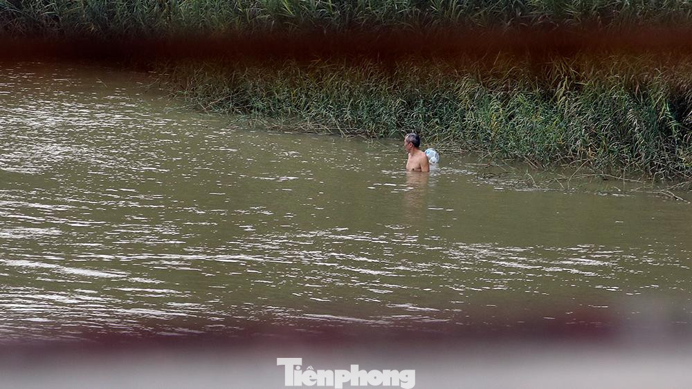 Từ mặt cầu Long Biên, ở cả hai chiều đều quan sát thấy có rất đông người tới đây bơi lội.