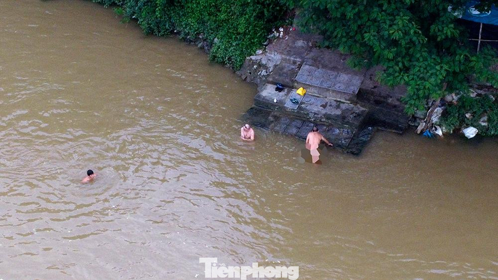 Hình ảnh được ghi nhận chiều nay (25/7), vẫn có một số người bất chấp lệnh cấm để tới bãi tắm tự phát bơi lội, tập thể dục.