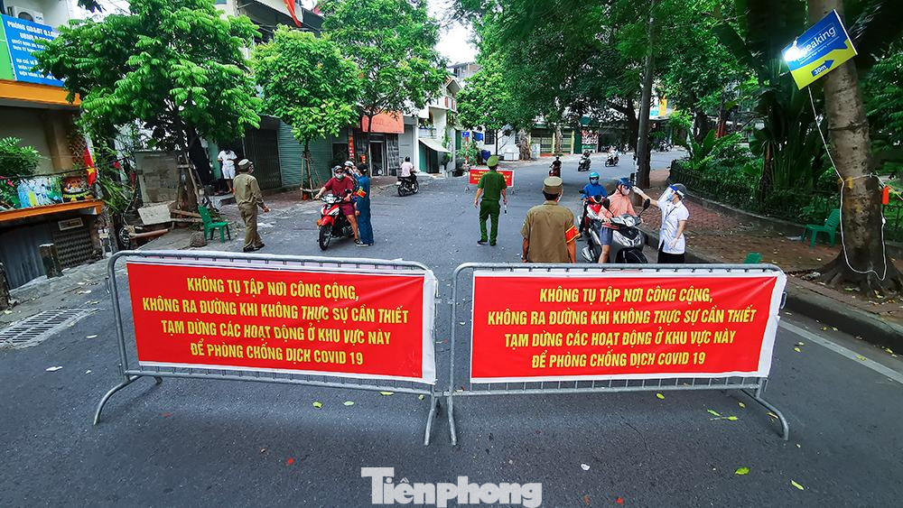 Phía bên kia cầu Long Biên (Quận Long Biên), chốt kiểm tra y tế được chính quyền lập để kiểm tra 100% người và phương tiện qua lại.