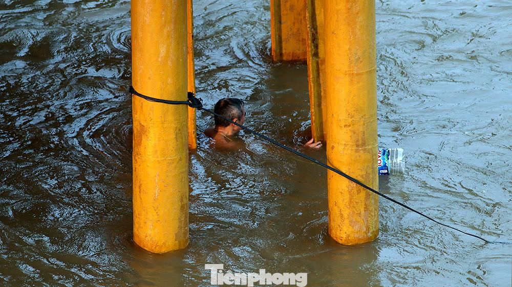 Bơi ra trụ cầu Long Biên dù đã có lệnh cấm.