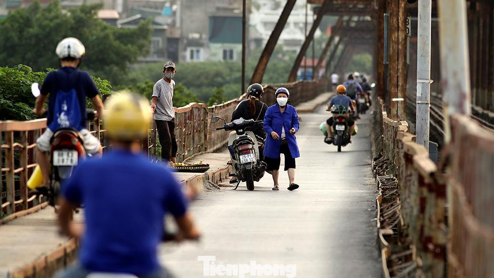 Trên Cầu Long Biên vẫn xuất hiện người bán hàng rong vào thời điểm 17 giờ 30 phút hôm nay.