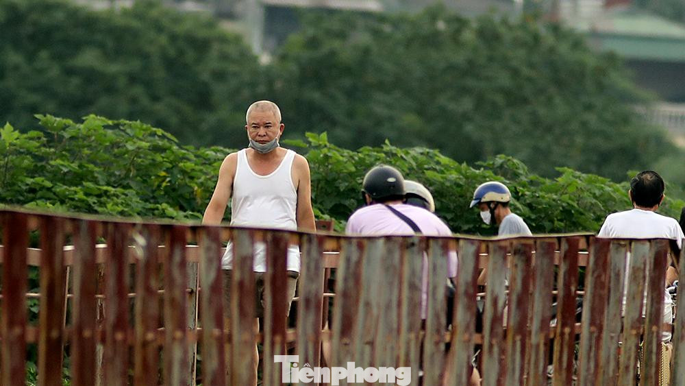 Cũng như trên mặt cầu Long Biên, một số thời điểm vẫn xuất hiện đông người trong những ngày Hà Nội cách ly toàn xã hội để phòng dịch COVID-19.