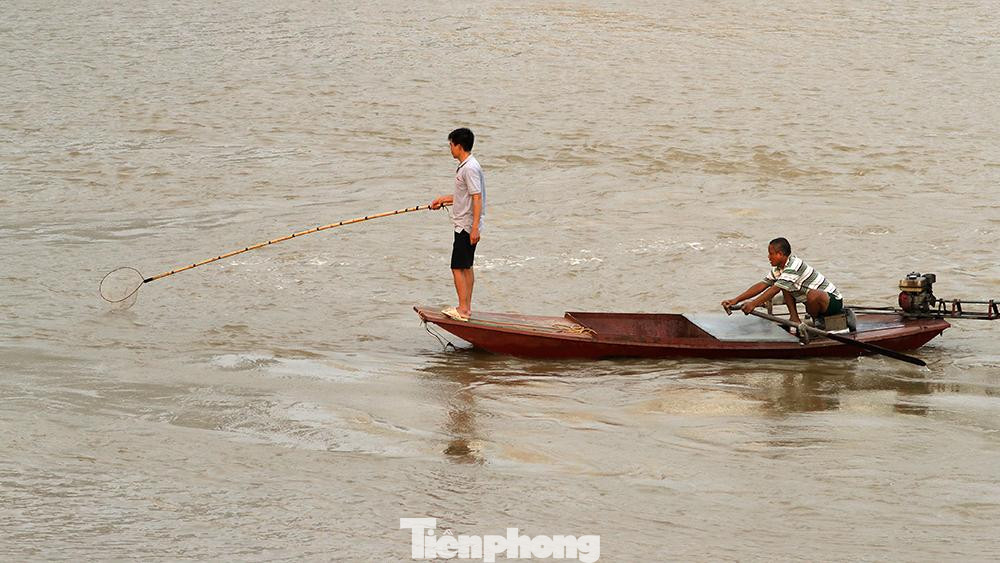 Một số người đi kích điện bắt cá, không đeo khẩu trang phòng dịch khi ra khỏi nhà.