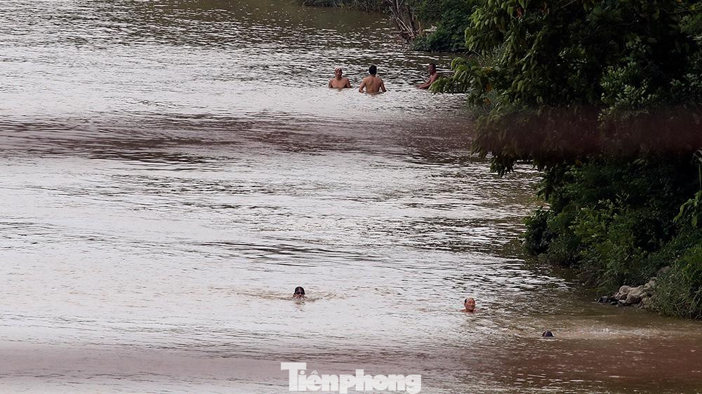 Đang trong thời gian giãn cách xã hội, cấm ra khỏi nhà nếu không thật sự cần thiết, tuy nhiên những ngày này tại bãi tắm tự phát ngay dưới chân cầu Long Biên, nhiều người vẫn đổ xô tới đây để giải nhiệt.