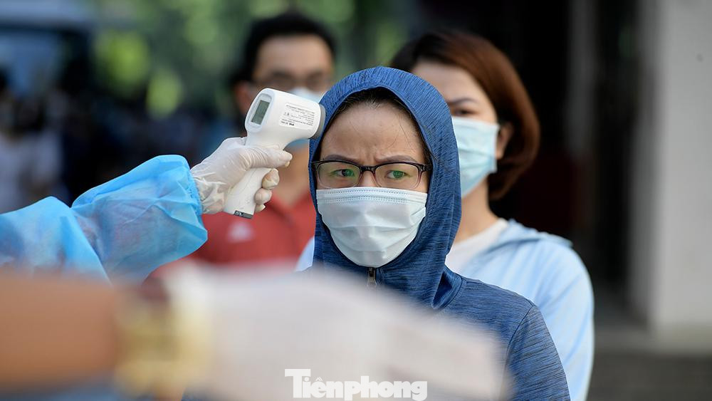 Thời điểm khoảng 9h sáng, tại khu vực sân chung cư được lập 4 nhà bạt phục vụ quá trình lấy mẫu xét nghiệm, người dân xếp hàng kéo dài hàng trăm mét.