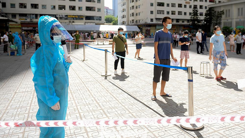 &quot;Dự kiến trong ngày hôm nay lực lượng y tế sẽ tiến hành lấy mẫu 19.000 cư dân tại tổ hợp chung cư HH Linh Đàm. Trước đó tại đây ghi nhận 3 trường hợp dương tính với SARS-CoV-2 tại toà nhà chung cư HH4C&quot;. Ông Nguyễn Xuân Chinh - Chủ tịch UBND phường Hoàng Liệt cho biết,