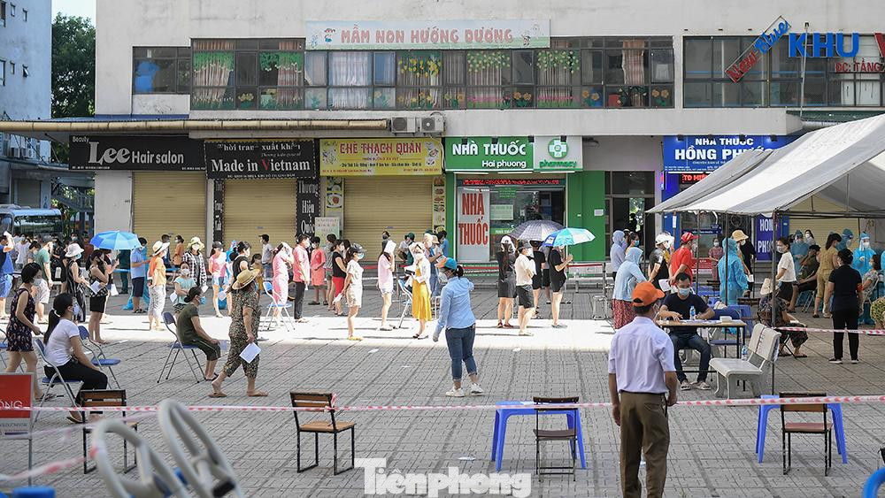 Từ 18h00 ngày 17/8 đến 6h00 sáng 18/8, trên địa bàn thành phố Hà Nội ghi nhận 5 ca dương tính SARS-CoV-2, đều ghi nhận tại khu cách ly. Cả 5 bệnh nhân đều thuộc chùm ho, sốt thứ phát, 3 người ở quận Hoàng Mai, 1 người ở Đông Anh, 1 người ở Đống Đa.