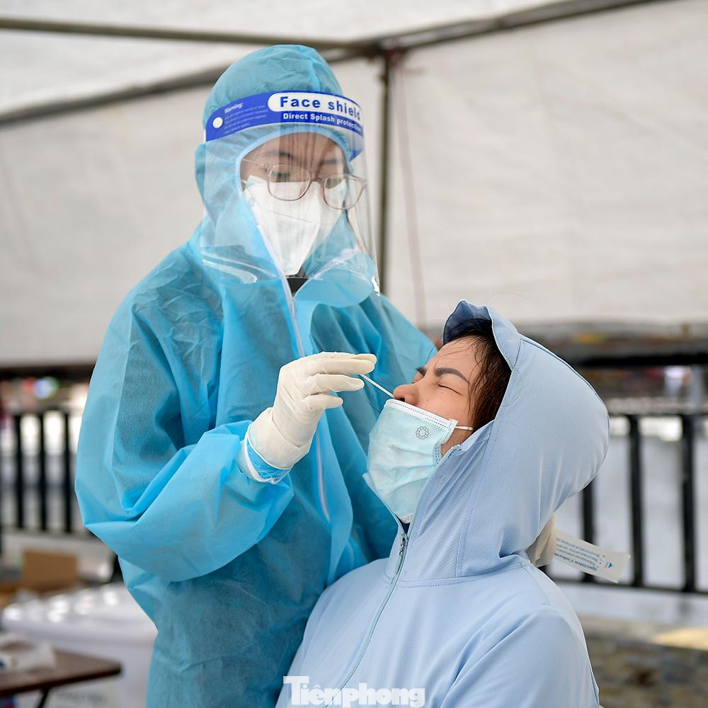 Ông Nguyễn Xuân Chinh cho biết thêm, &quot;Trong hôm nay, chúng tôi sẽ tiến hành lấy mẫu cả ngày lẫn đêm cho tới khi kết thúc. Tất cả trường hợp lấy mẫu xét nghiệm phải tuân thủ quy định phòng chống dịch, đảm bảo giãn khoảng cách&quot;.