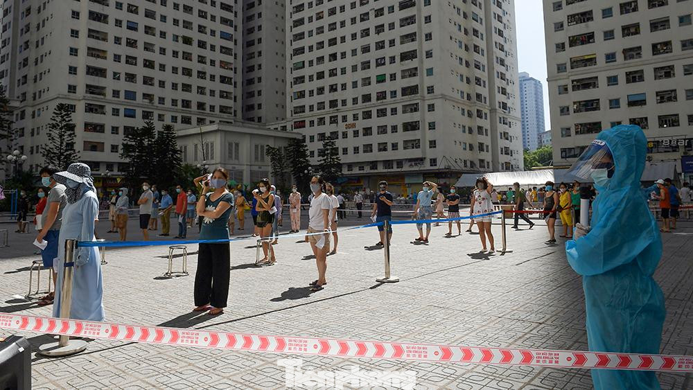 Trong buổi sáng nay (18/8), tại tổ hợp chung cư HH Linh Đàm (phường Hoàng Liệt, quận Hoàng Mai, Hà Nội), lực lượng y tế tiến hành lấy mẫu xét nghiệm COVID-19 cho toàn bộ cư dân của 12 toà nhà.