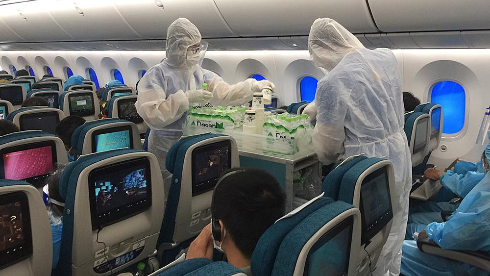 Chuyến bay chỉ phục vụ nước uống đóng chai, không phục vụ suất ăn, không cấp chăn để hạn chế việc tiếp xúc nhiều lần.