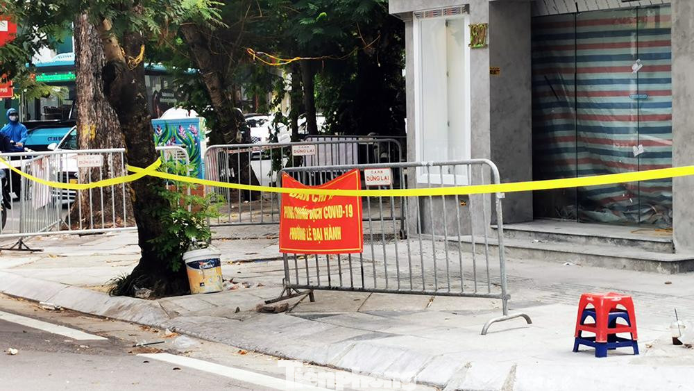 Vài ngày trước, tại địa chỉ 198 Bà Triệu cũng đã được lực lượng chức năng rào chắn và căng dây phong toả.