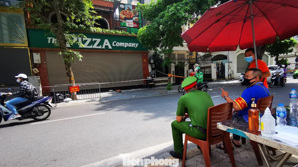 Trước đó, Sở Y tế Hà Nội công bố ca dương tính SARS-CoV-2 mới là nam bệnh nhân tên Đ.Q.H. (nam, SN 2000) địa chỉ 54 ngõ 94 Hoàng Mai, phường Hoàng Văn Thụ, quận Hoàng Mai.