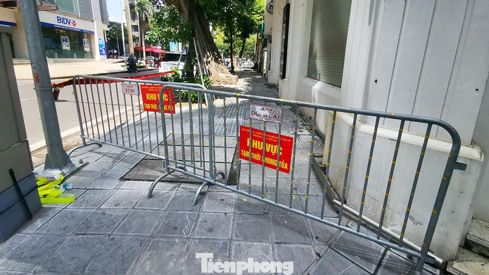 Hàng ngày, bệnh nhân đi làm có gửi xe tại Vincom Bà Triệu (đối diện quán pizza này), nơi bệnh nhân COVID-19 số 32710 cũng hay gửi xe ở đây. Ngày 14-7, bệnh nhân xuất hiện triệu chứng sốt nên đi khám tại Bệnh viện Thanh Nhàn và được lấy mẫu xét nghiệm cho kết quả dương tính SARS-CoV-2.