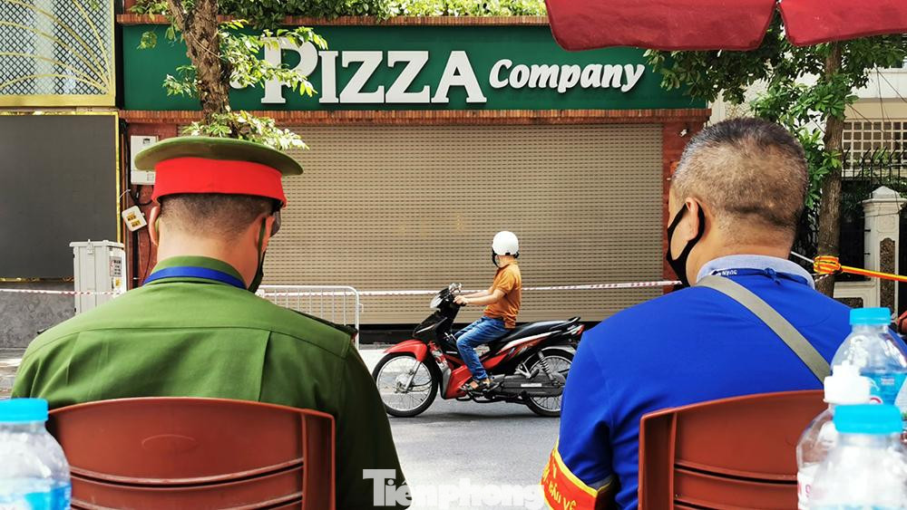 Công tác bảo vệ phòng chống dịch COVID-19 quanh khu vực bị phong toả được siết chặt.